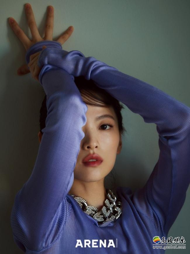 千禹熙为某杂志最新一期拍摄一组复古风写真，流露出成熟性感魅力画面感