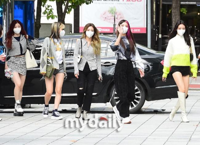 ITZY女团来到SBS电视台，一起出演SBS电台《崔华静的Power Time》节目