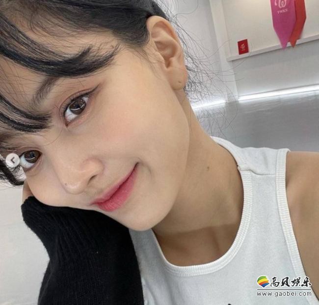 TWICE朴志效近日发布一组近照，以其出众的美貌和完美身材吸引粉丝目光