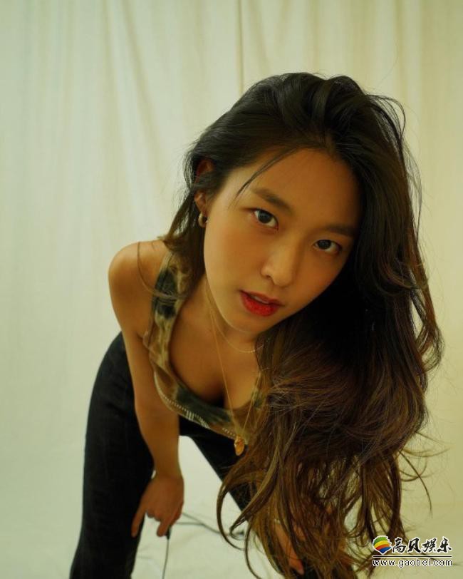 AOA雪炫近日在SNS发布一组近照，展示其清纯性感魅力吸引广大粉丝目光