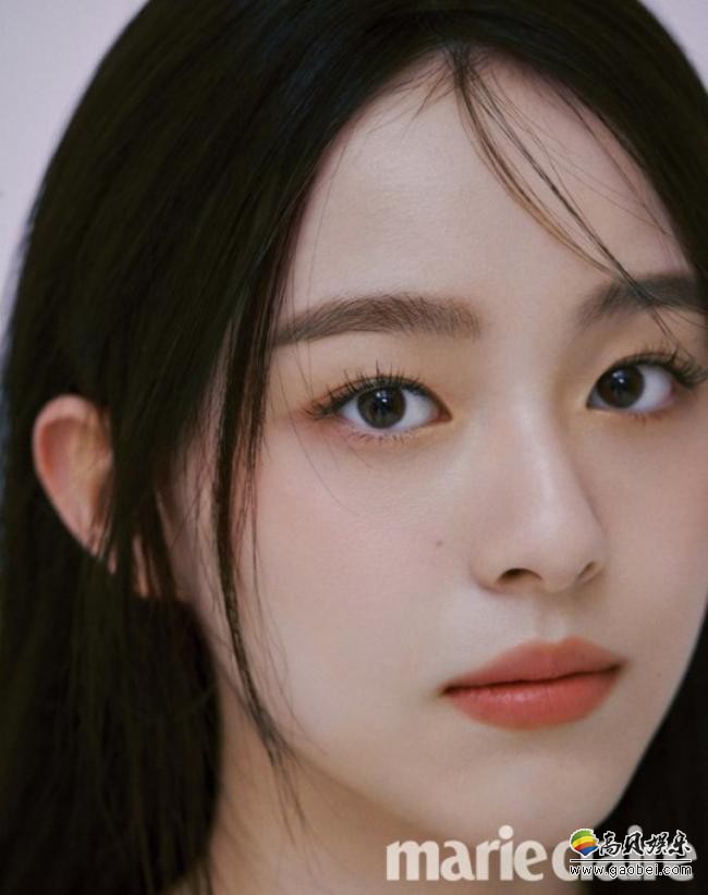 朴智厚最新杂志写真近日在网上曝光，精致面庞＋不俗气质吸引粉丝们目光