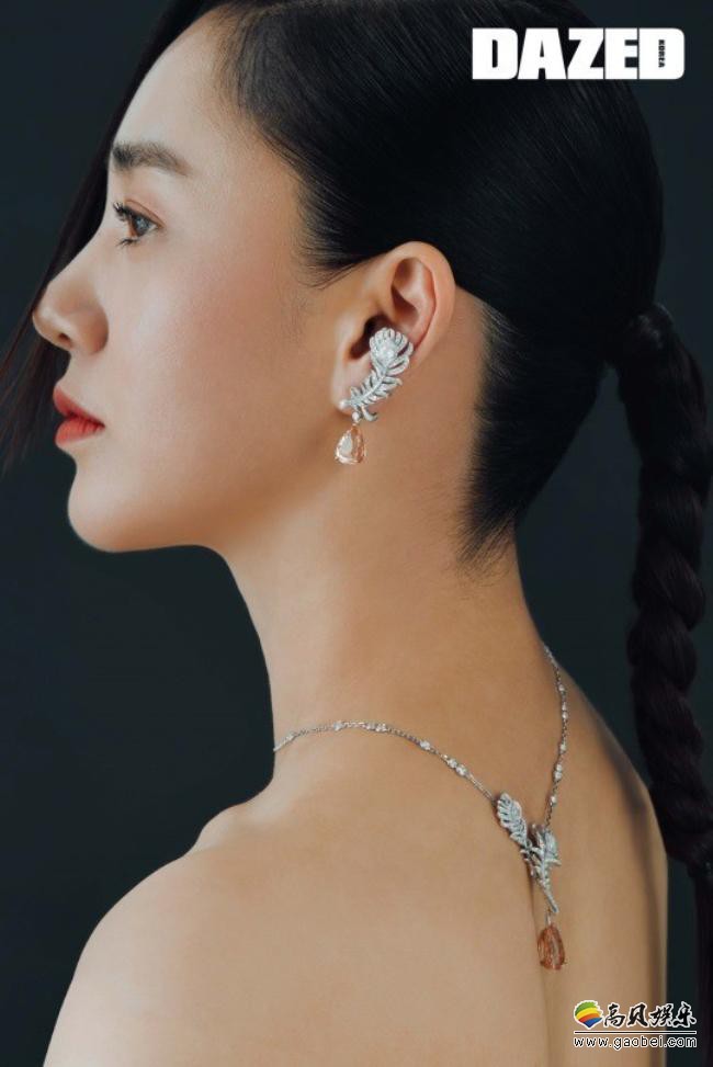 朴珠美近日为某杂志最新一期拍摄一组写真照，突显出成熟时尚感女人韵味