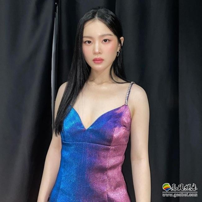 李遐怡近日在SNS发布一组自己近照，酷酷的表情吸引了广大粉丝们的目光