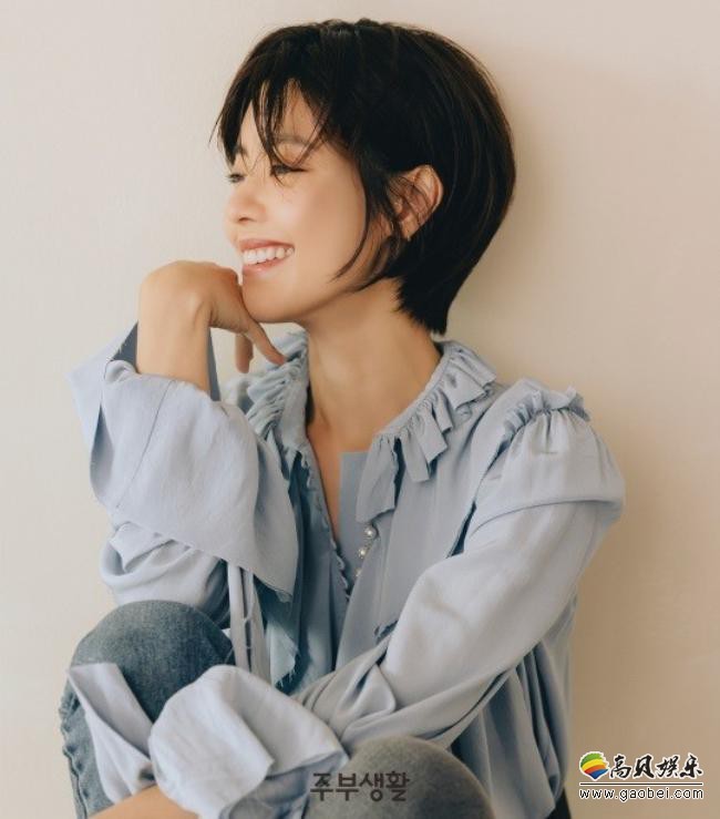 李尹智近日受邀为某杂志最新一期拍摄写真集，俏丽短发LOOK透露知性美