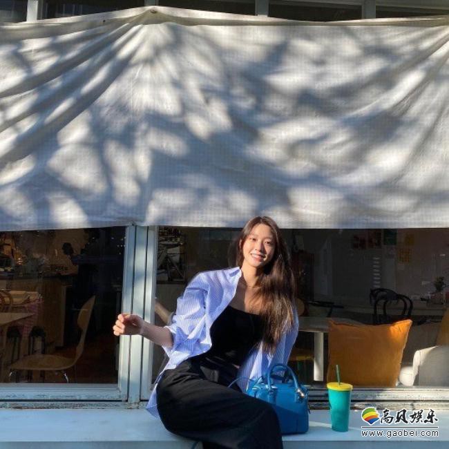 AOA雪炫近日在SNS发布近照，出众美貌和完美比例身材吸引粉丝们的目光