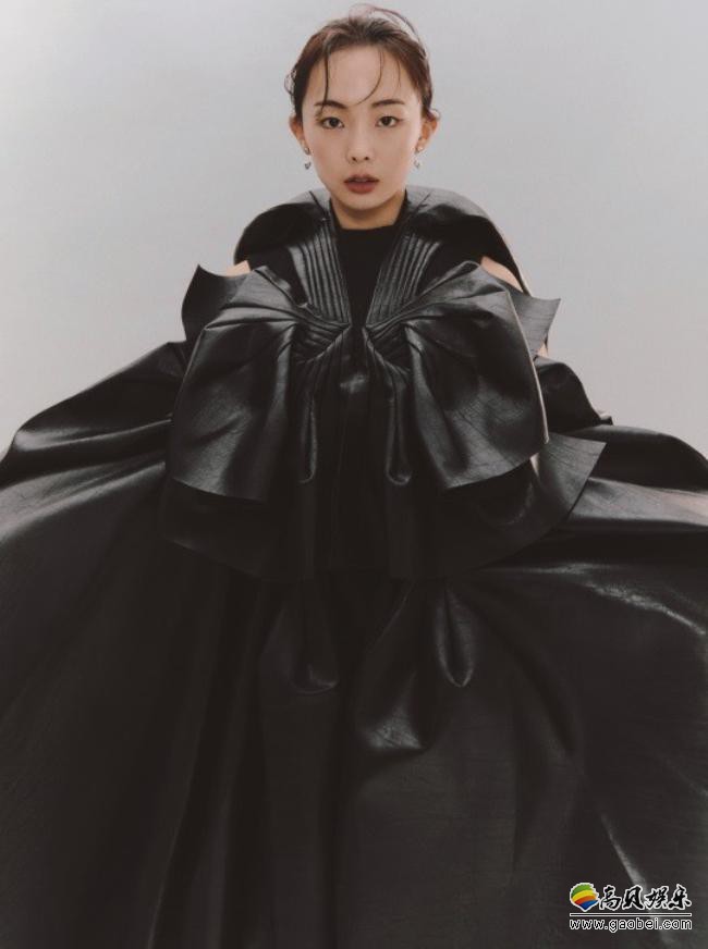 琴赛璐受邀为某杂志最新一期拍摄写真照，各种风格迥异造型服装轻松驾驭