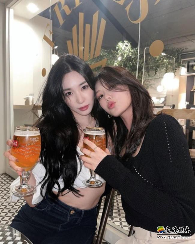 少女时代崔秀英近日发布她与Tiffany拍摄最新合影，吸引广大粉丝们的目光