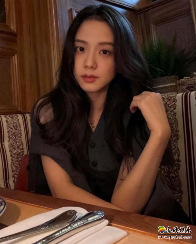 BLACKPINK成员JISOO近日发布她在巴黎拍摄近照，吸引广大粉丝们目光