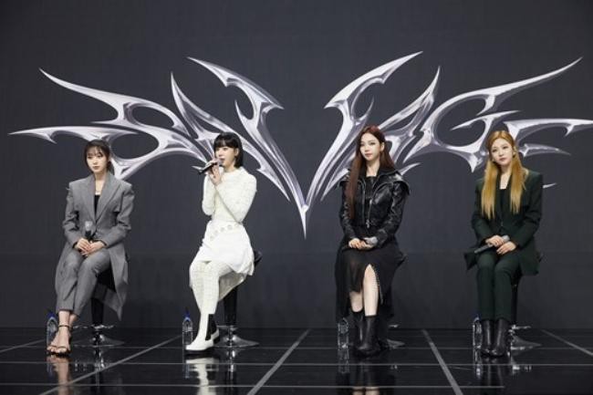 aespa举行新迷你专辑《Savage》网络发布会，四位成员尽显时尚动感魅力