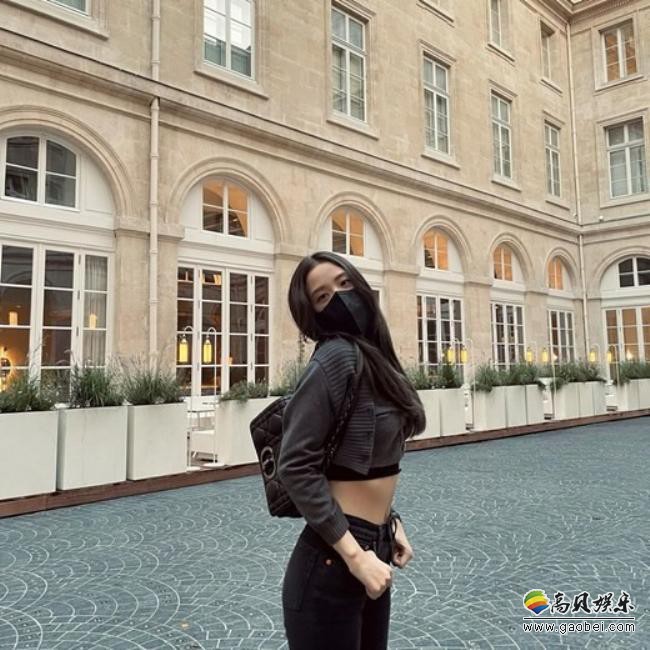 JISOO近日发布一组她在巴黎街头拍摄照片，口罩遮面吸引了广大粉丝目光