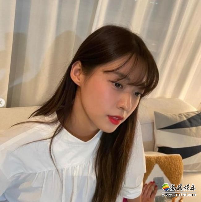 金雪炫近日在SNS发布一组自己的近照，清雅淡妆展示了其清纯动人的美貌