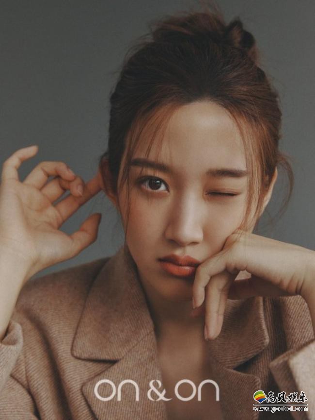 文佳英为代言品牌拍摄一组秋季新品宣传照，英气勃发LOOK吸引粉丝眼球