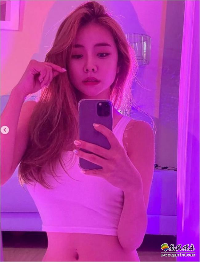 薛河允近日发布一组她身着露脐装展示纤细腰部写真，吸引了广大粉丝目光