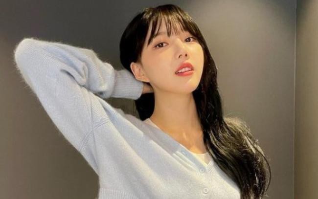 GFriend成员Yerin近日发布一组近照，以其完美比例身材吸引广大粉丝目光