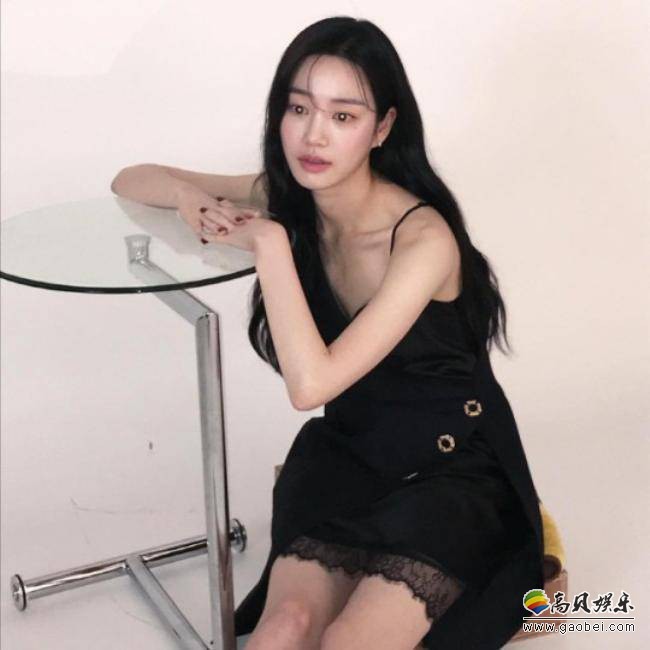 李侑菲近日在SNS留言发布一组近照，身穿黑色吊带裙，展现姣好身材样貌