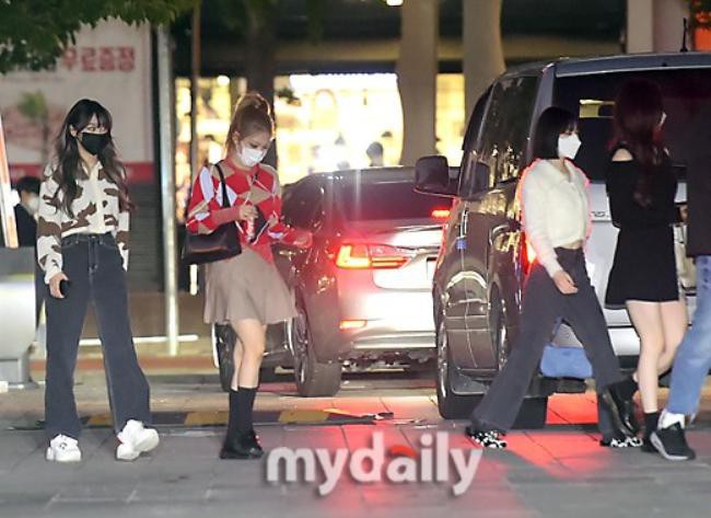 韩国大势女团aespa来到SBS电视台录制节目，全体成员出演了SBS电台节目