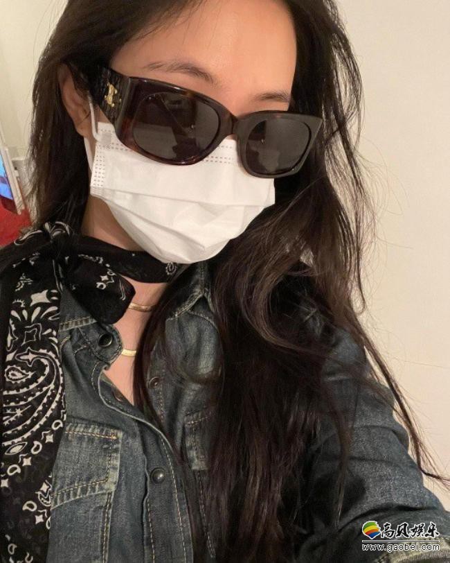 A Pink孙娜恩近日发布近照，口罩＋墨镜遮面造型，依旧吸引广大粉丝目光