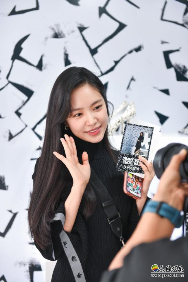 A Pink孙娜恩出席代言品牌举行的宣传活动，高开叉黑色礼服尽显时尚气质