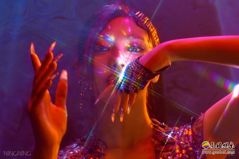 NINGNING宁艺卓哪年跟随所属女团出道？以怎样华丽外貌吸引人们视线？