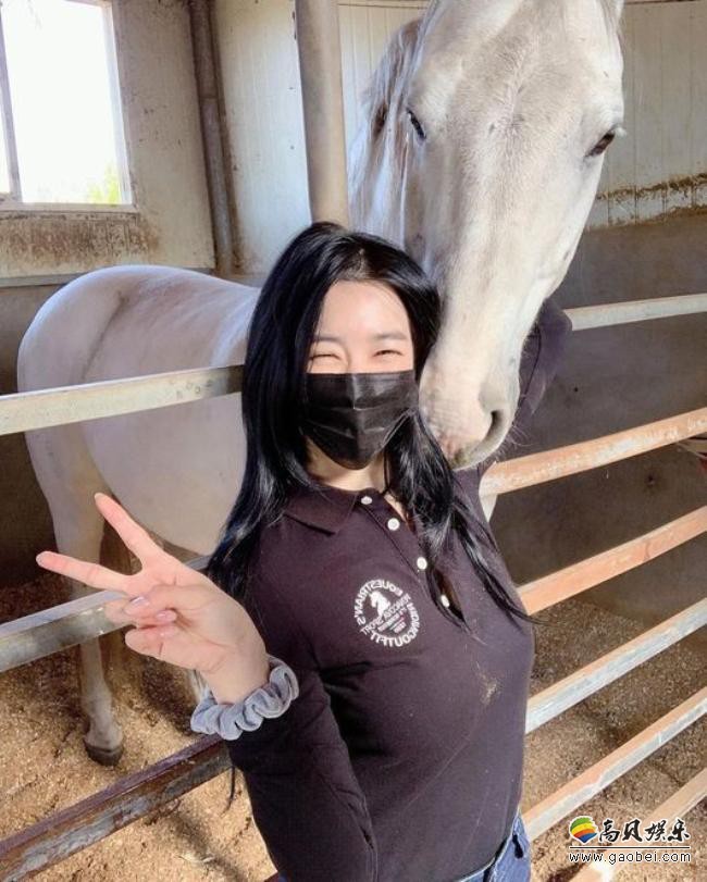 Tiffany近日在SNS留言并发布一组近照，口罩遮面吸引了广大粉丝们的目光