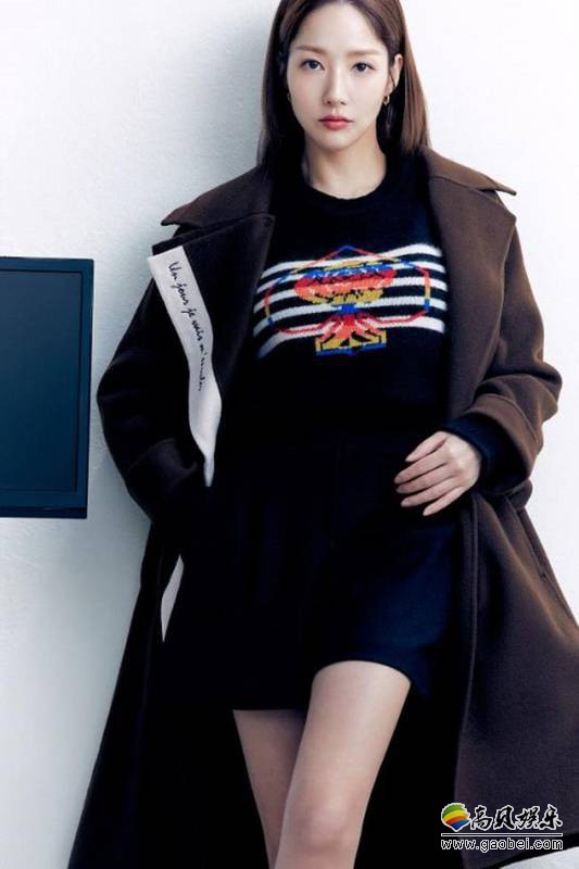 朴敏英近日为代言品牌拍摄最新宣传照，修身得体装扮与代言品牌相互映衬