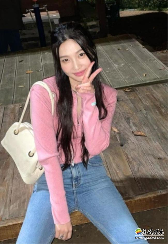 RedVelvet成员Joy近日发布近照，宛如邻家少女打扮吸引广大粉丝的目光