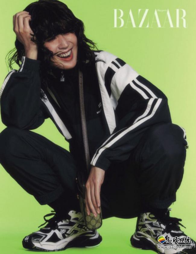 洪真庆为某杂志最新一期拍摄写真集，浑身散发运动休闲气息令人过目不忘