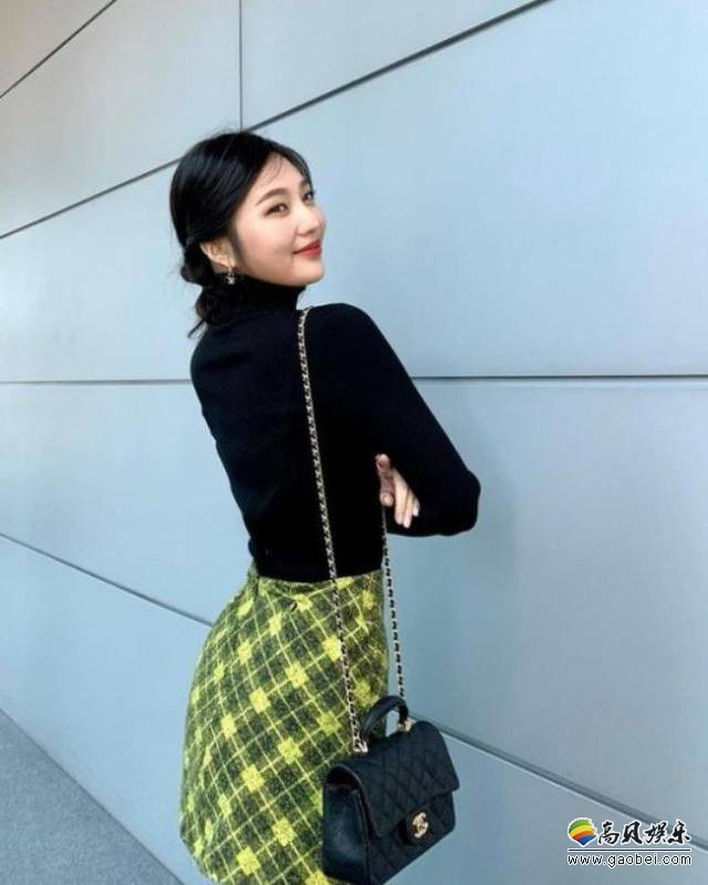 RedVelvet成员Joy近日发布一组近照，其修长性感美腿吸引广大粉丝目光