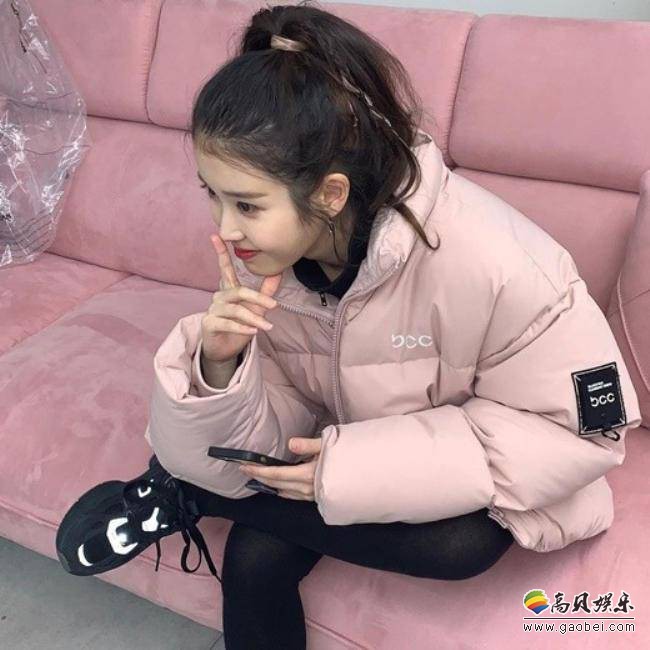 IU近日在社交网站发布近照，身着厚重冬装以其清纯魅力吸引广大粉丝目光