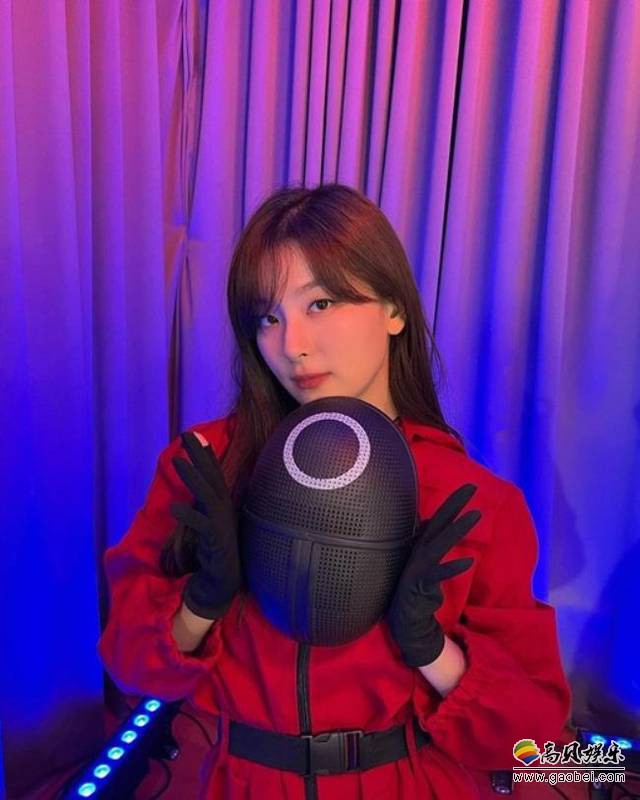 Red Velvet姜涩琪晒出装扮成《鱿鱼游戏》角色照片，吸引了广大粉丝目光