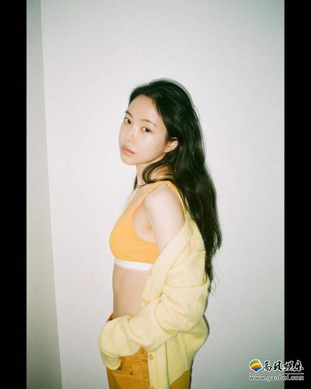 孙娜恩近日在SNS发布近照，展露出日常素颜魅力，吸引了广大粉丝们目光