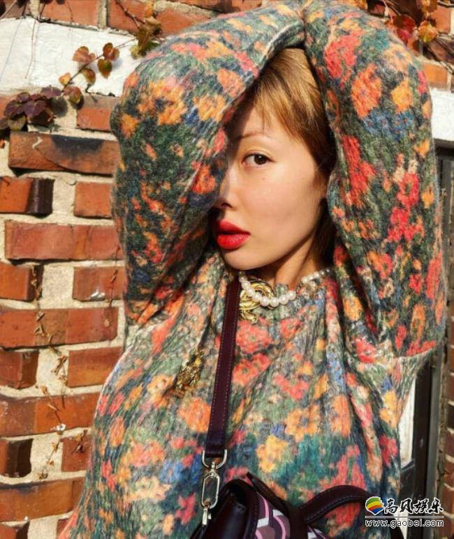 泫雅近日在SNS发布一组近照，轻松惬意＋户外美景，吸引广大粉丝的目光