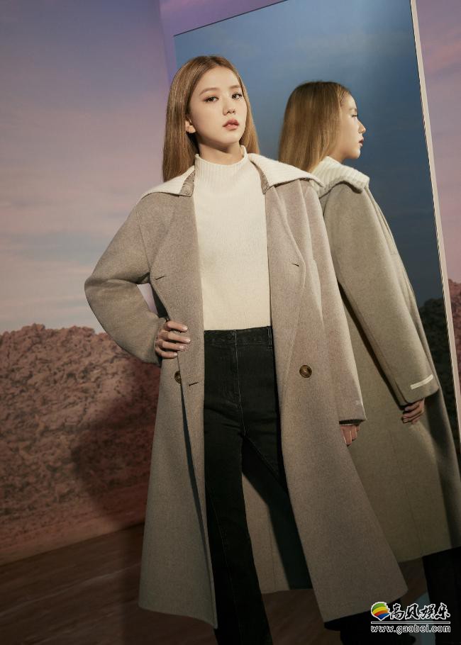 BLACKPINK成员JISOO为代言品牌拍摄最新宣传照，完美演绎出时尚气质