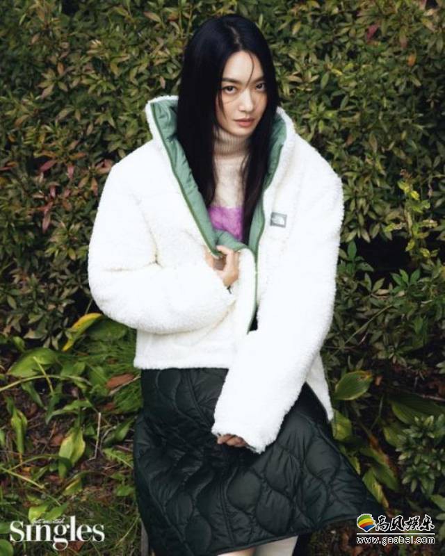 申敏儿为某杂志最新一期拍摄时装写真照，犀利眼神搭配时尚装扮恰到好处