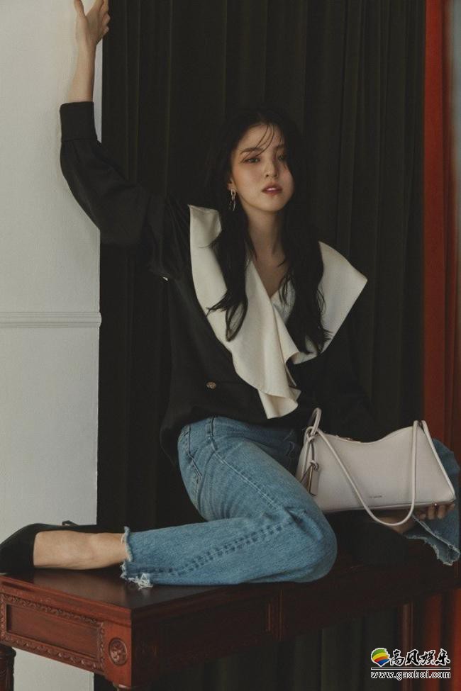 韩韶禧近日发布最新拍摄时装写真，慵懒小资打扮吸引了广大粉丝们的目光