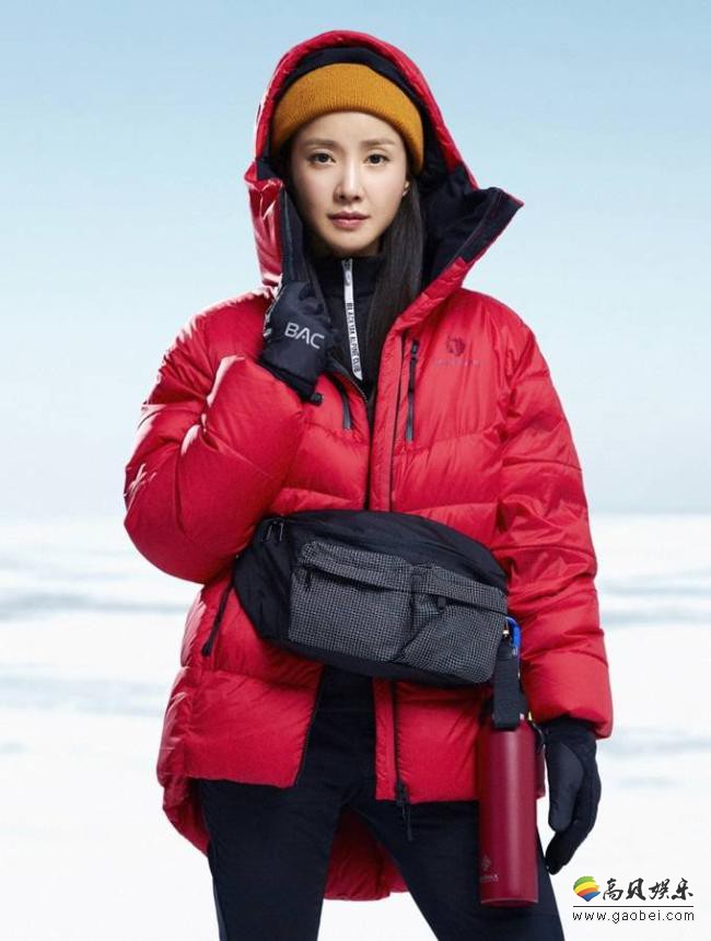 李诗英为代言户外品牌拍摄冬季新品宣传照，白雪皑皑背景满屏冬日时尚感