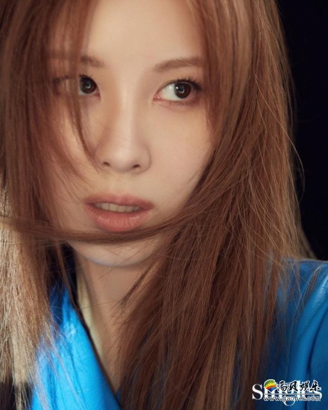 徐贤近日为某杂志最新一期拍摄写真，从爱豆转型轻熟路线展现出不俗气质