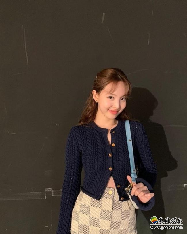 TWICE林娜琏近日发布一组近照，展示其修长性感美腿，吸引广大粉丝目光