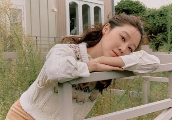 孔晓振为代言女装品牌拍摄最新宣传照，朴实邻家大姐姐装扮吸引粉丝目光