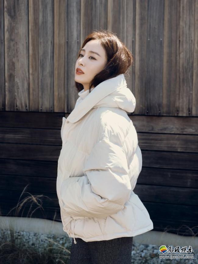 金泰熙为代言女装品牌拍摄最新宣传照，天生衣架＋明星气场融入户外美景