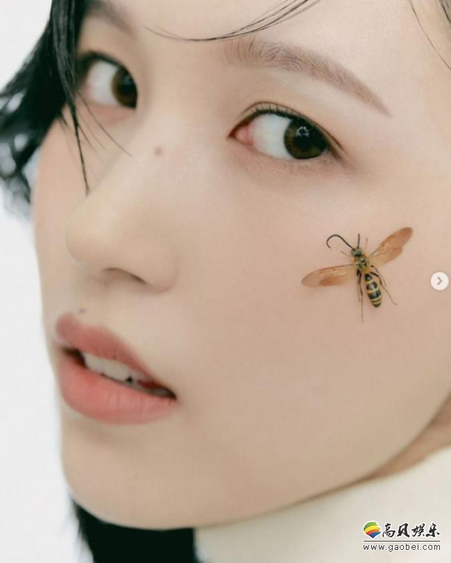 TWICE官方发布Mina最新杂志写真现场照，独特气质吸引广大粉丝的目光