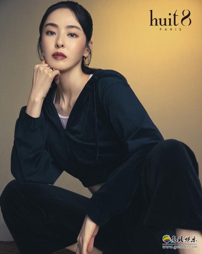 李多熙为代言服装品牌拍摄一组最新宣传照，满头长发束起更显年轻态颜值