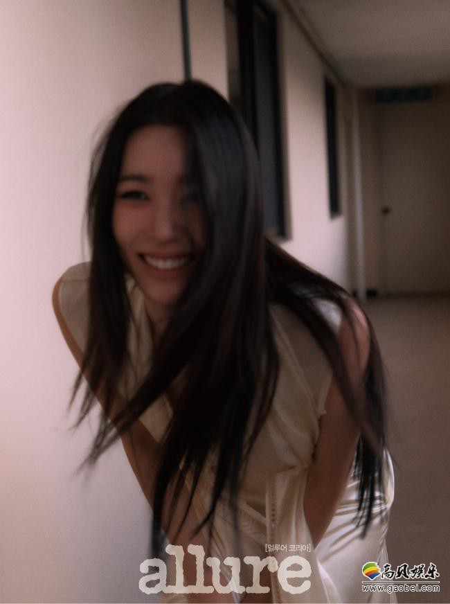 Tiffany为某杂志最新一期拍摄写真，游走多种风格画面中！突显性感气质