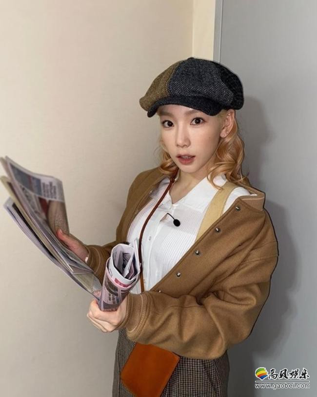 泰妍近日发布一组近照，她身着一袭帅气复古装扮！吸引了广大粉丝们目光