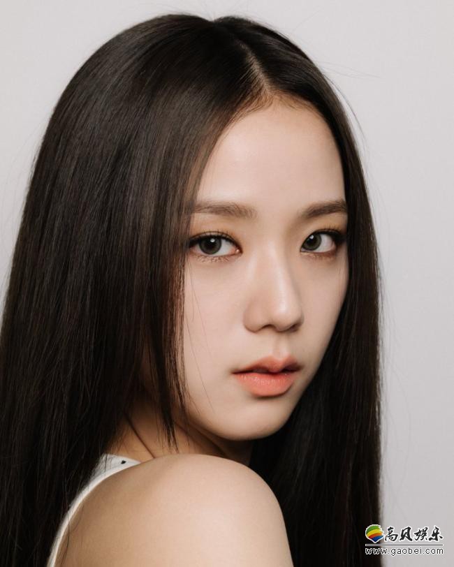 JISOO为某美妆品牌拍摄最新宣传照，精致脸庞＋漂亮直发令粉丝目不暇接