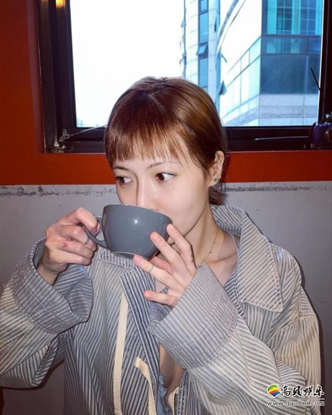 金泫雅近日发布一组近照，品尝美食大展性感诱惑魅力，吸引广大粉丝目光