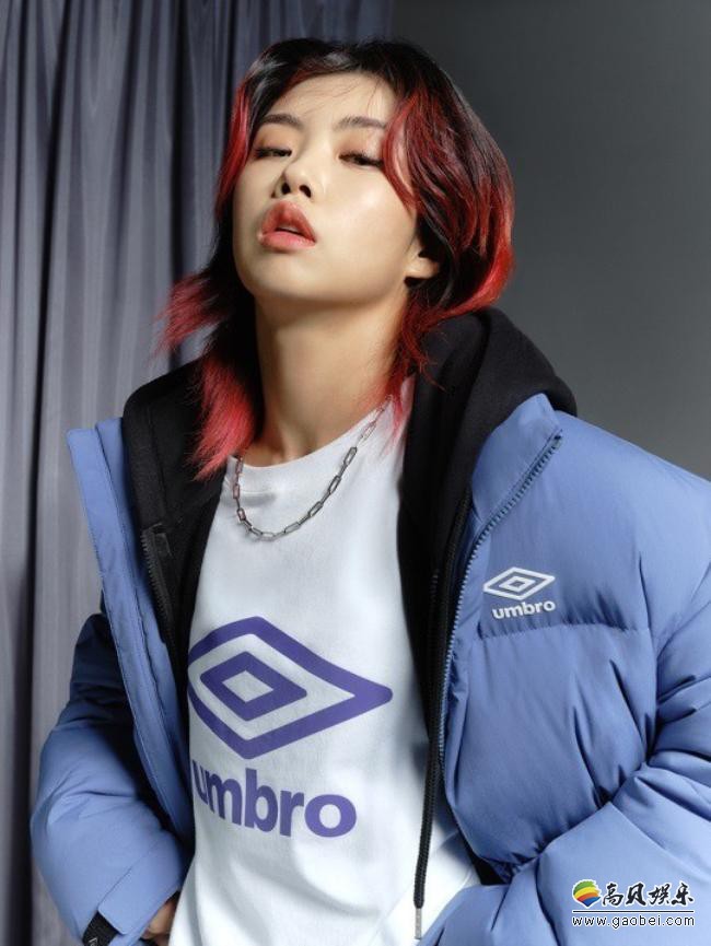 Aiki近日为某服装品牌拍摄一组最新宣传照，时尚造型＋酷酷表情突显个性