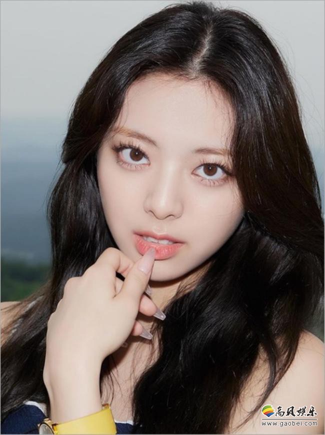 ITZY官方SNS近日发布组合成员Yuna近照，出众美貌吸引广大粉丝们目光