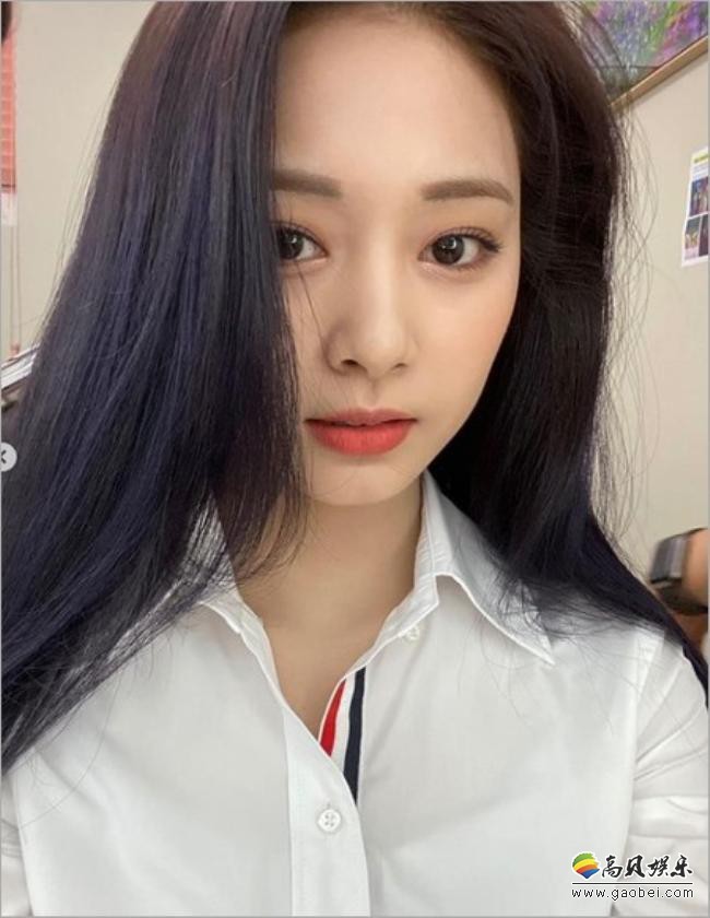 TWICE官方近日发布周子瑜最新写真照，职业女性打扮吸引了广大粉丝目光