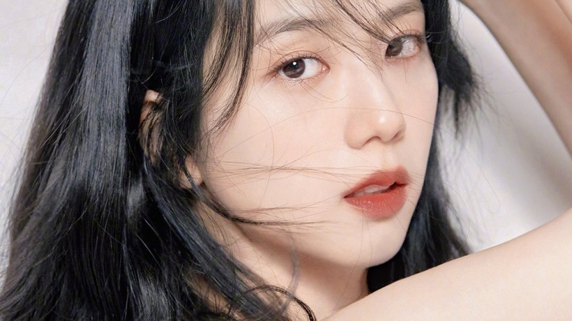 Jisoo金智秀何时以哪个女团成员身份正式出道？她在哪些方面实力不俗？